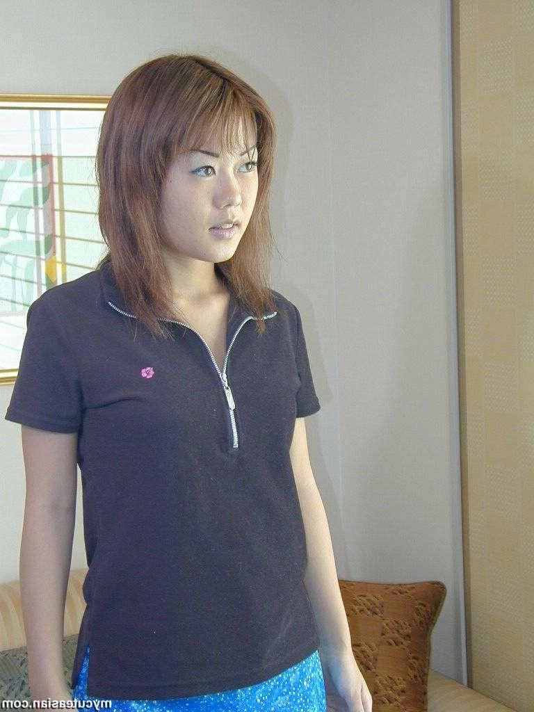 16P Japanese coed posing nude for the first time