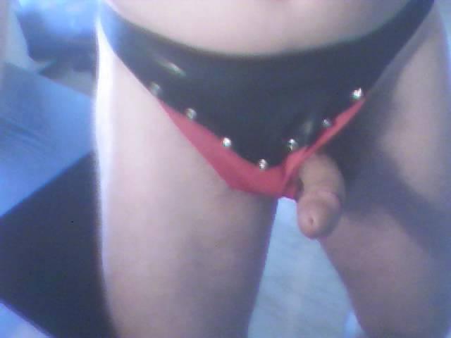 16P Im latex bikini