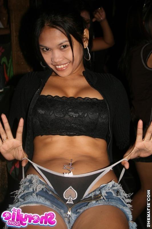 15P Asian Sherylie have fun with friends in club