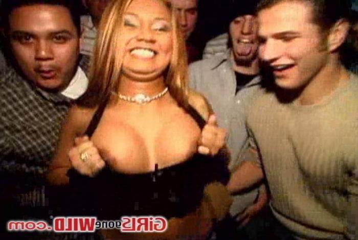 10P Sexy young asian babe topless in a club