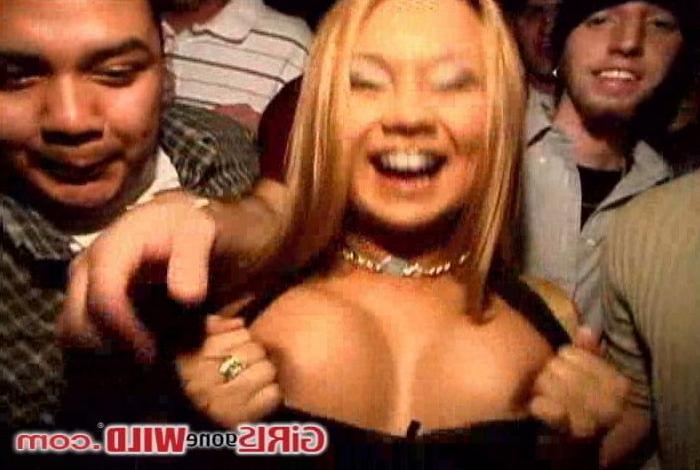 10P Sexy young asian babe topless in a club