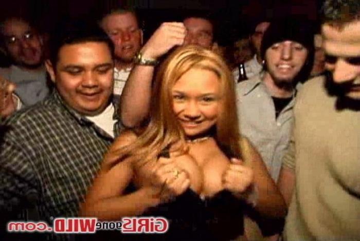 10P Sexy young asian babe topless in a club
