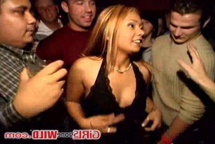 10P Sexy young asian babe topless in a club