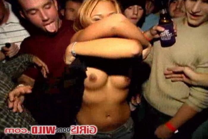 10P Sexy young asian babe topless in a club
