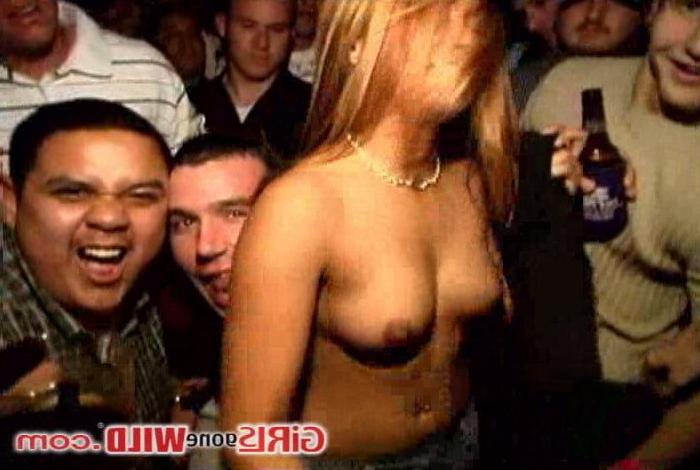 10P Sexy young asian babe topless in a club