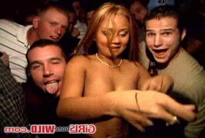 10P Sexy young asian babe topless in a club