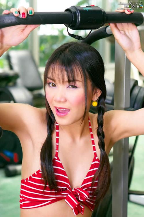 15P Asian hottie naked at the gym