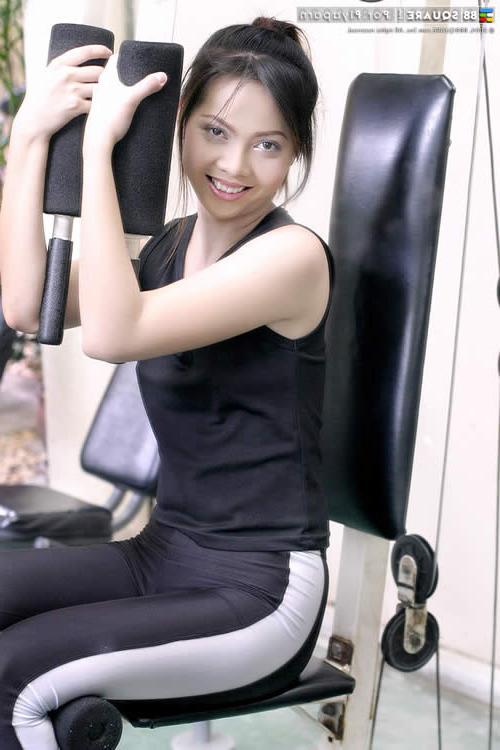 15P Asian cutie naked at the gym