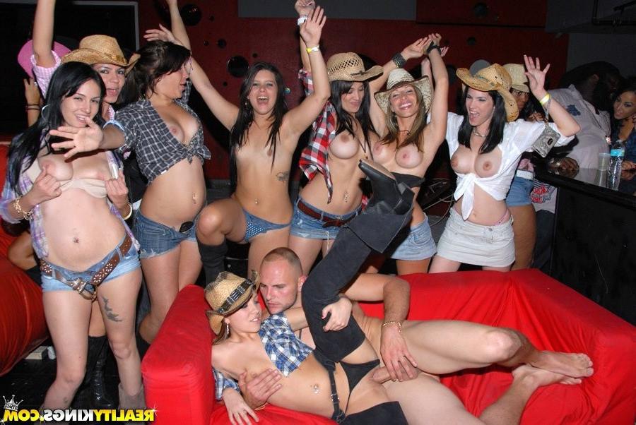 12P Cowgirl Jaelyn Fox riding cocks at the club in public 