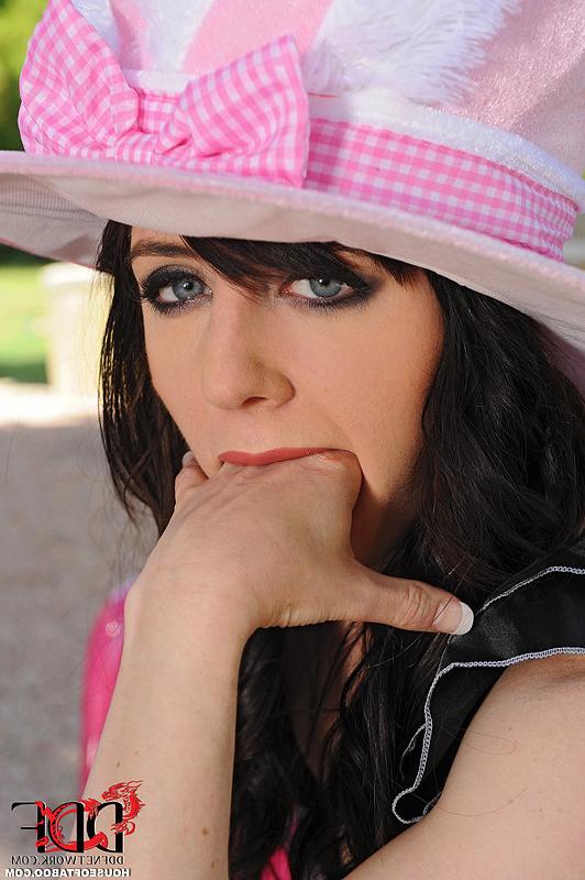 16P Samantha Bentley Uk bunny deep throats herself good