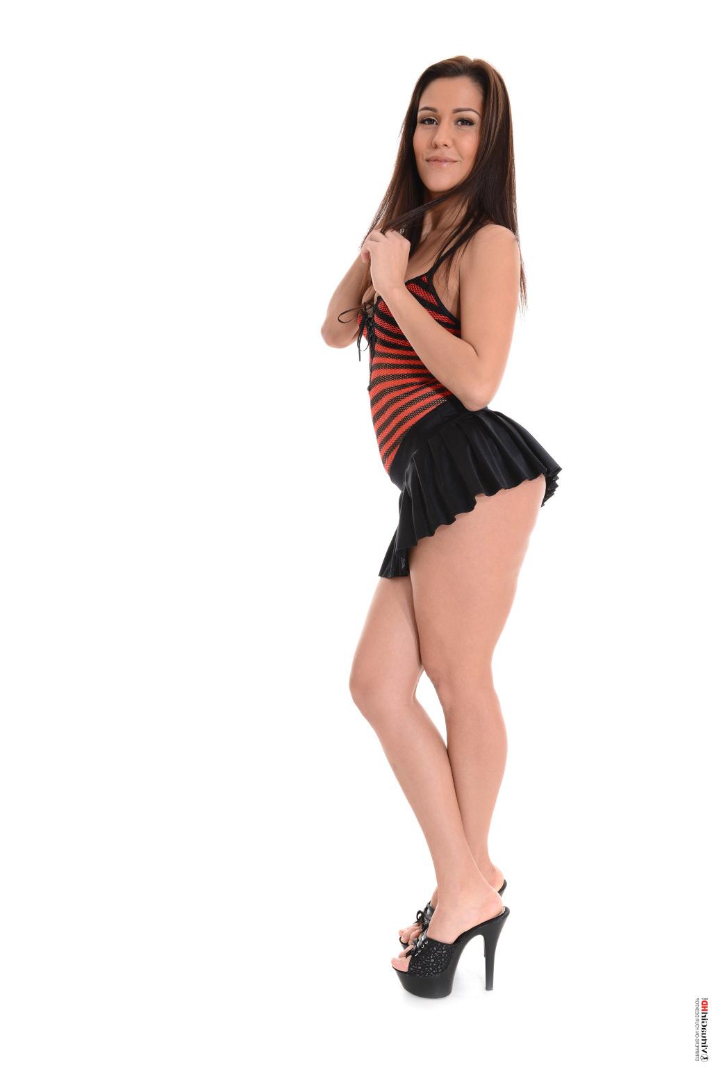 15P Stop watching pictures and get Samia Duarte stripping on your desktop