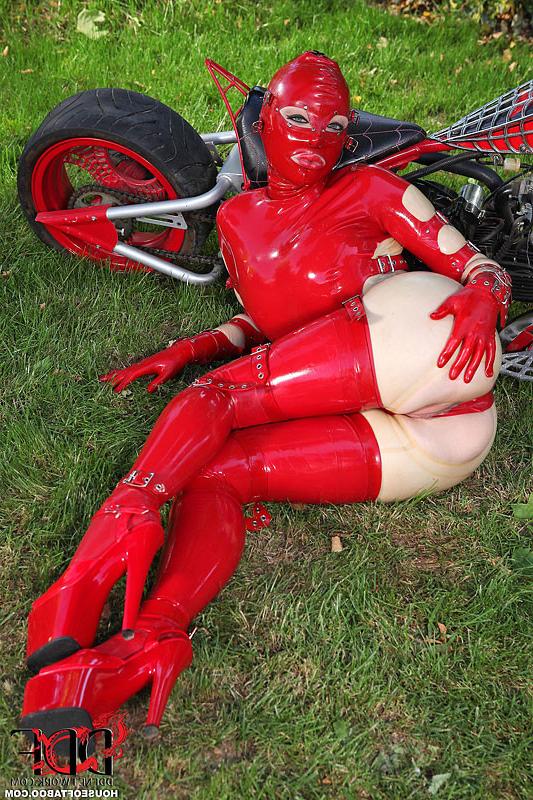 16P Latex Lucy Gives Us A Snatch Show