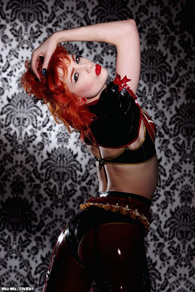 15P Ulorin Vex shows her beautiful tits