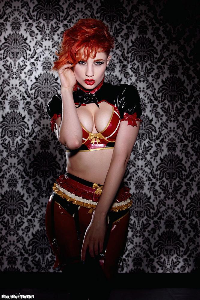 15P Ulorin Vex shows her beautiful tits