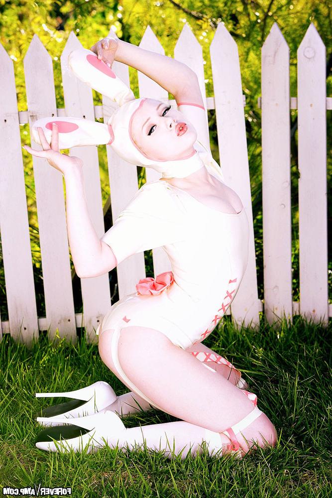 15P Mosh pulls off her sexy latex bunny outfit outdoor