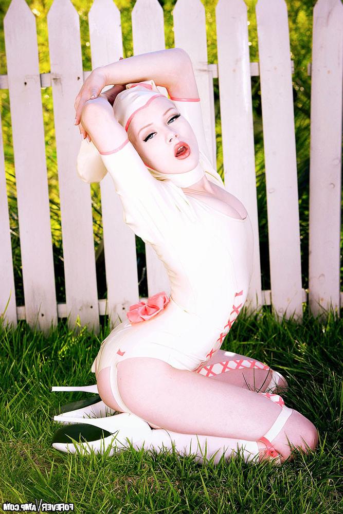 15P Mosh pulls off her sexy latex bunny outfit outdoor