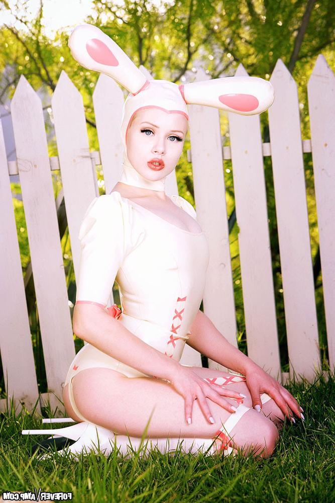 15P Mosh pulls off her sexy latex bunny outfit outdoor