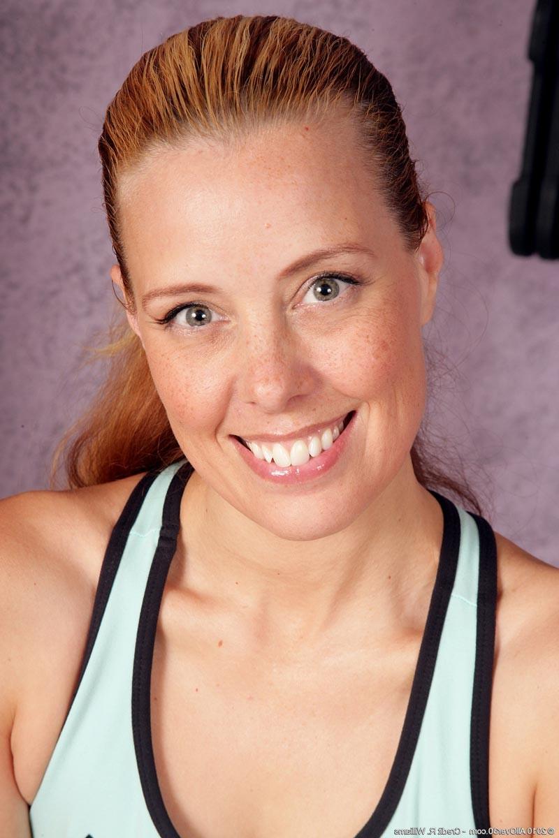 15P Hot milf with tight body spreads in the gym