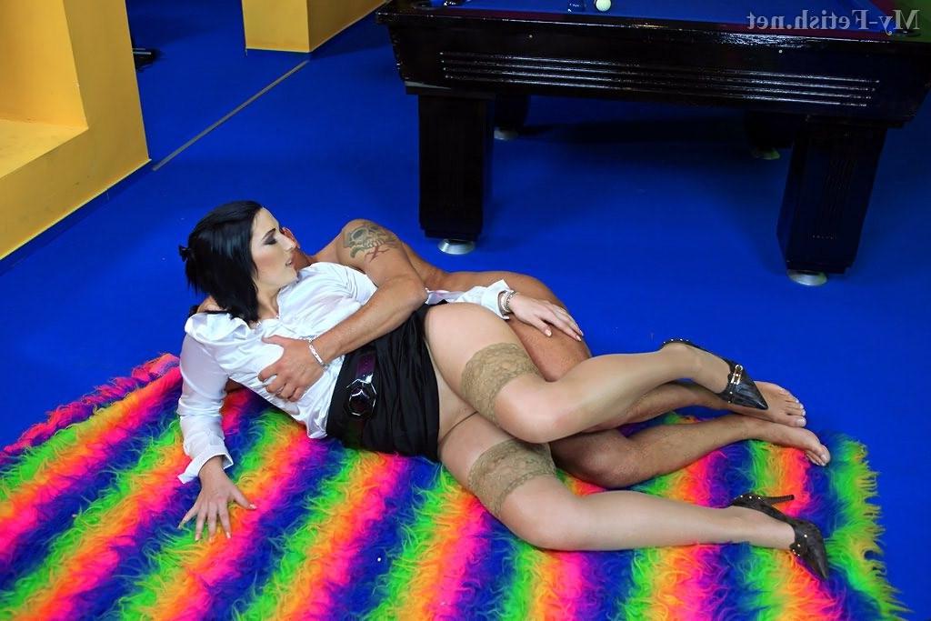 16P Babe in stockings doing a guy on the pool table