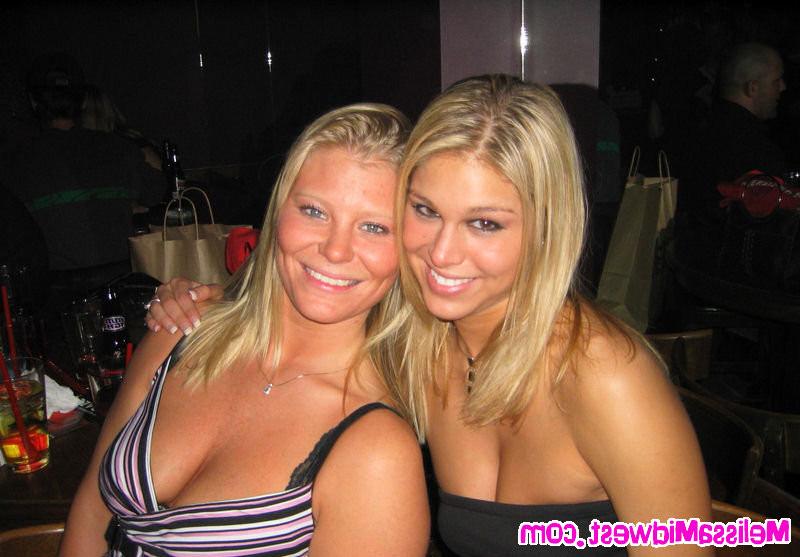15P Melissa Midwest Makes Out With Chicks At Club