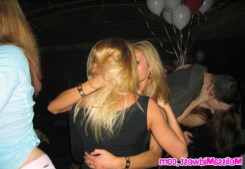 15P Melissa Midwest Makes Out With Chicks At Club