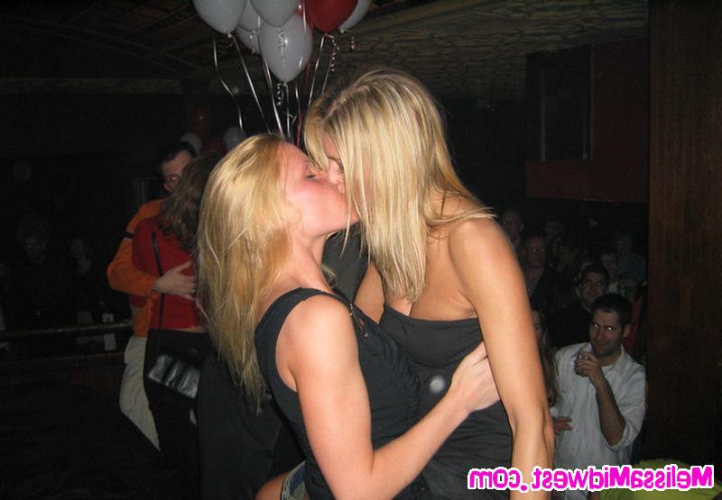 15P Melissa Midwest Makes Out With Chicks At Club