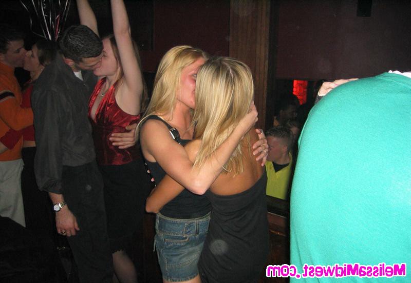 15P Melissa Midwest Makes Out With Chicks At Club