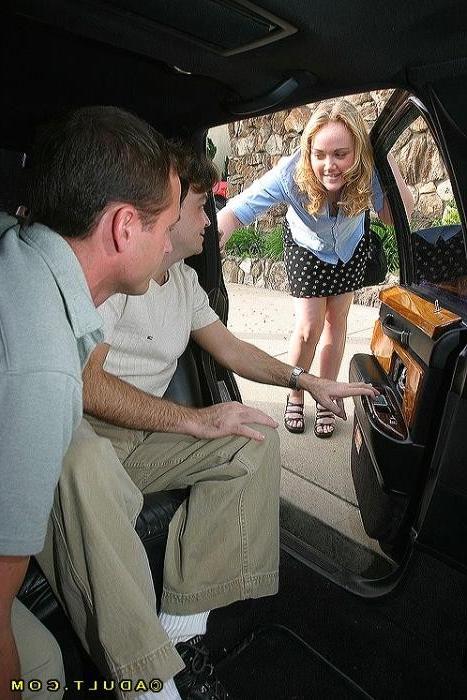 15P Une ado putain en auto-stop baise deux mecs pour un tour
