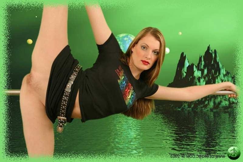 17P Gymnast in boots and mini skirt shows pussy