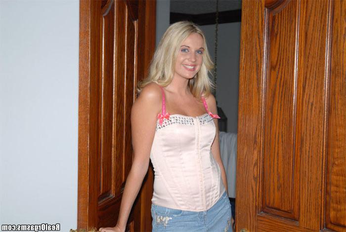13P Sexy amateur goes to work on herself for the first time in these pics