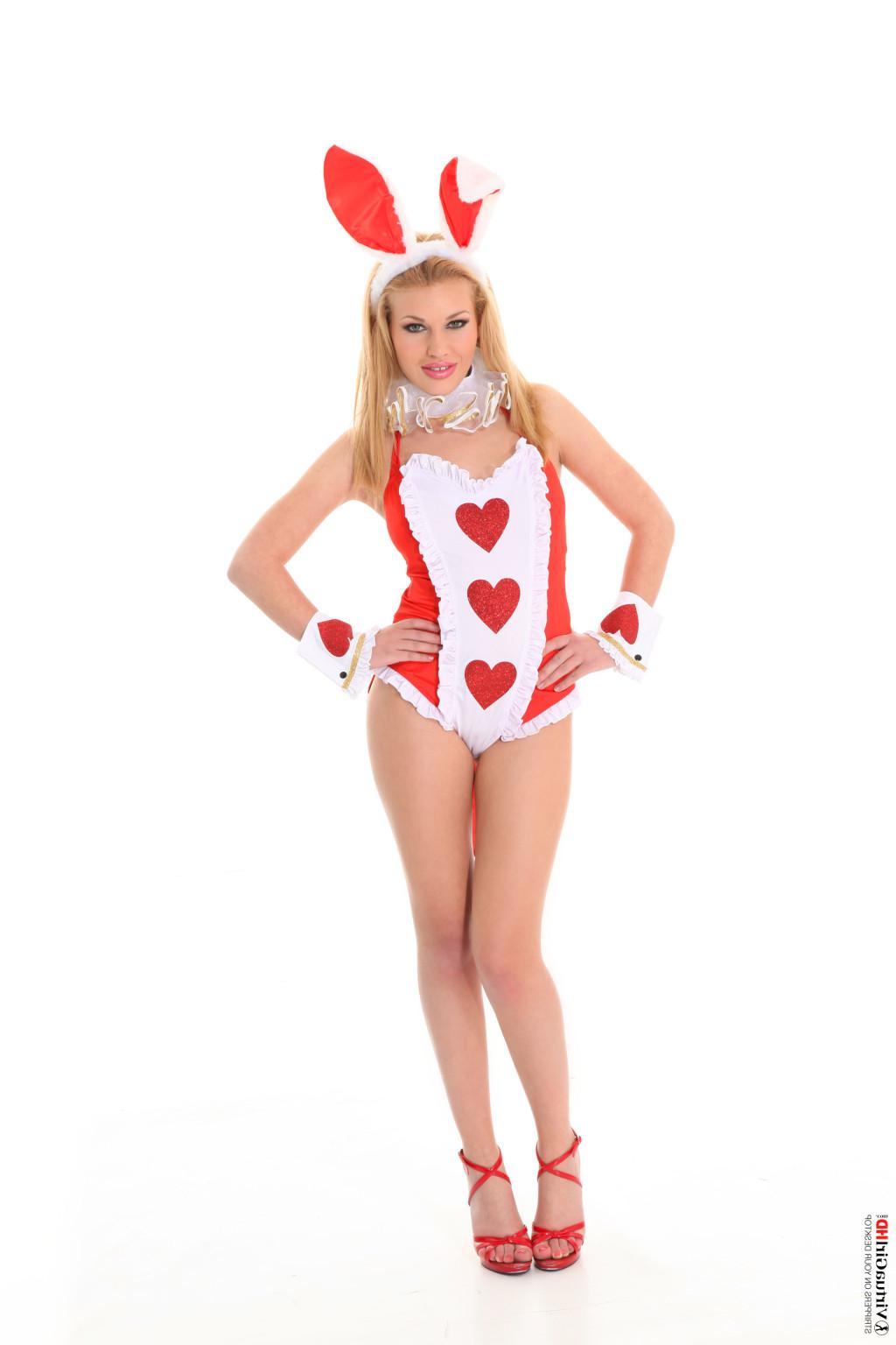 15P Stop watching pictures and get Melissa K stripping on your desktop