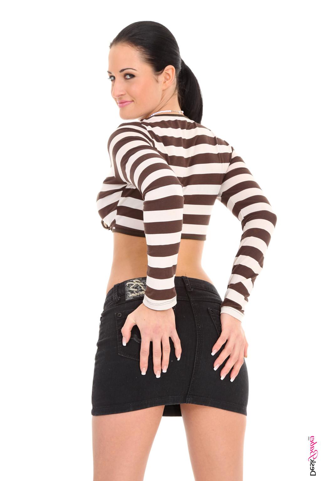 15P Stop watching pictures and get Nicole Vice stripping on your desktop