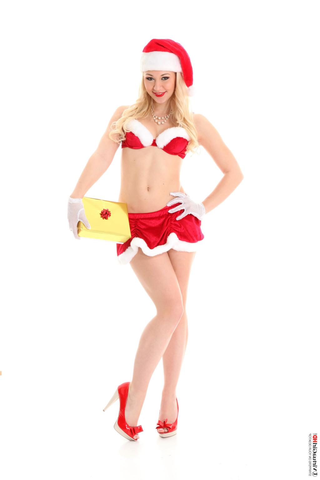 15P Stop watching pictures and get Tracy Lindsay stripping on your desktop