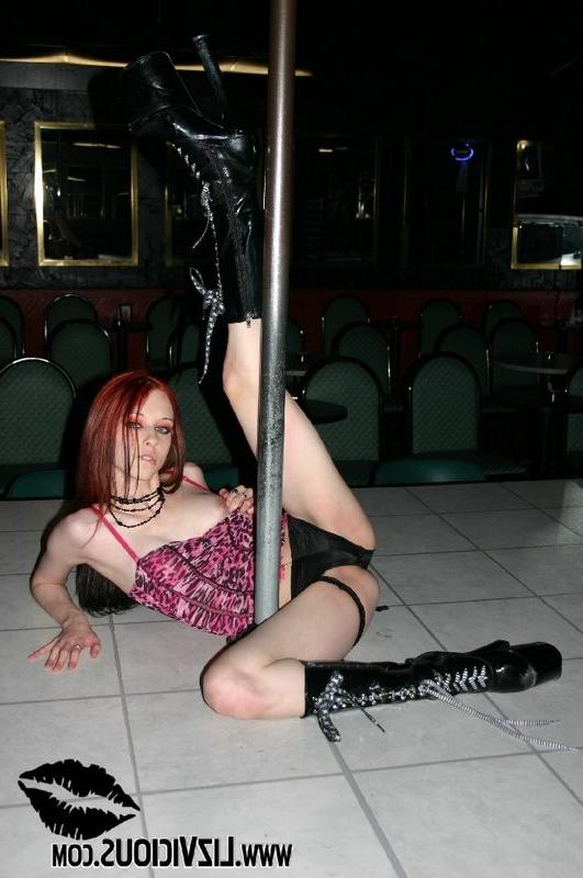 20P Liz Vicious and Raven Riley strip at a club