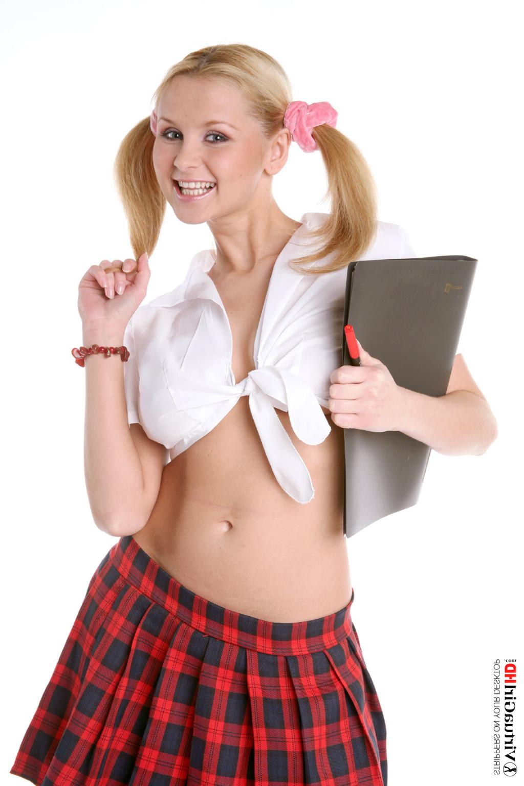 15P Stop watching pictures and get Lucianna stripping on your desktop