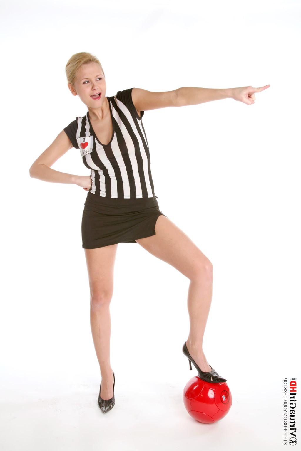 15P Stop watching pictures and get Lucianna stripping on your desktop