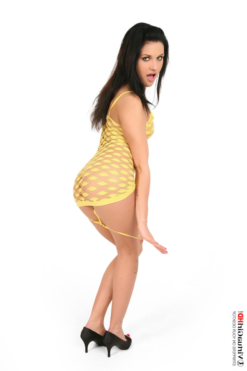 15P Stop watching pictures and get Nicol Vanilla stripping on your desktop