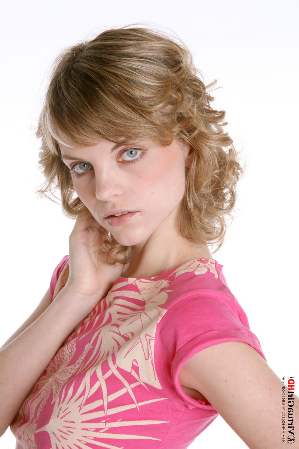 15P Stop watching pictures and get Maggie stripping on your desktop