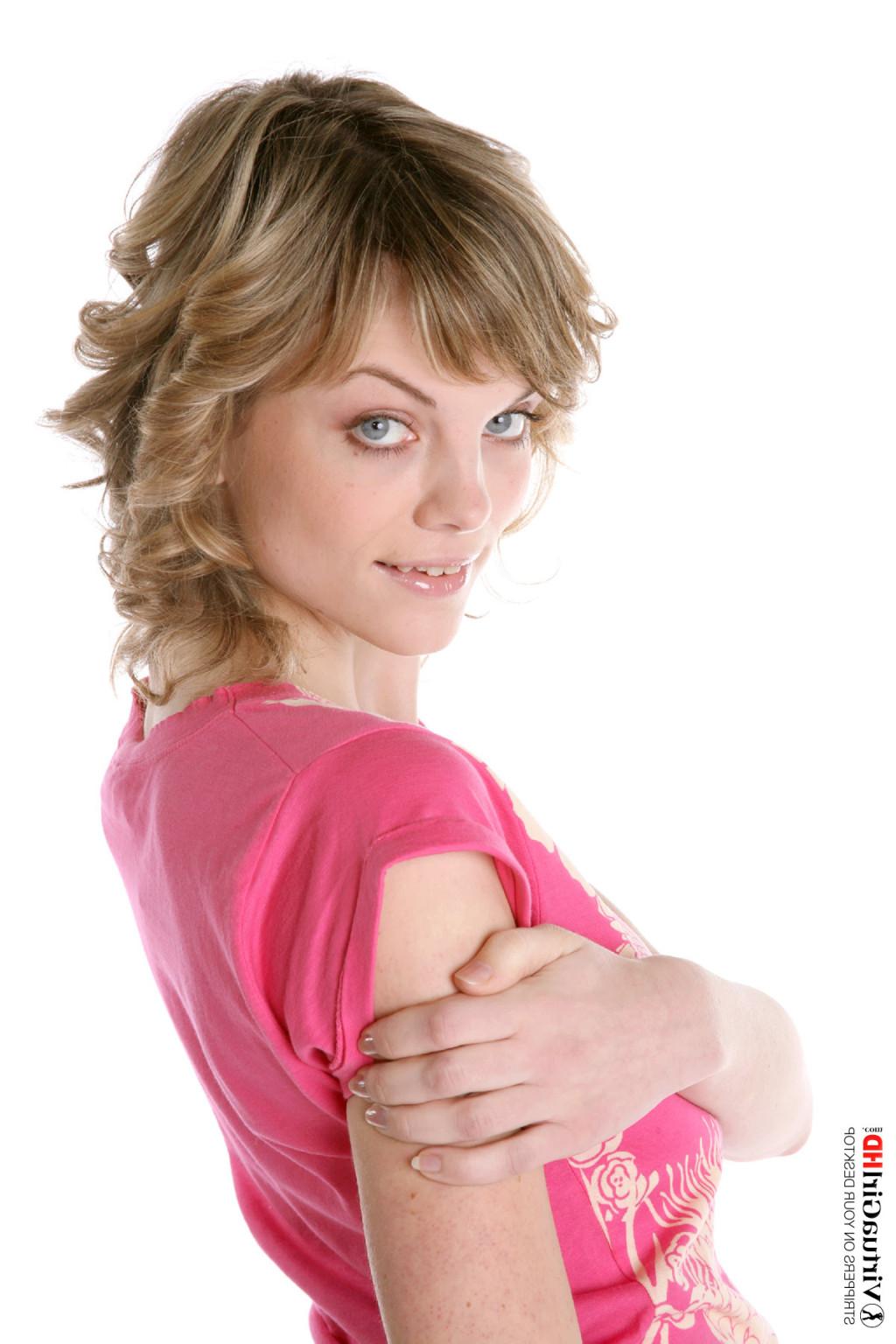 15P Stop watching pictures and get Maggie stripping on your desktop