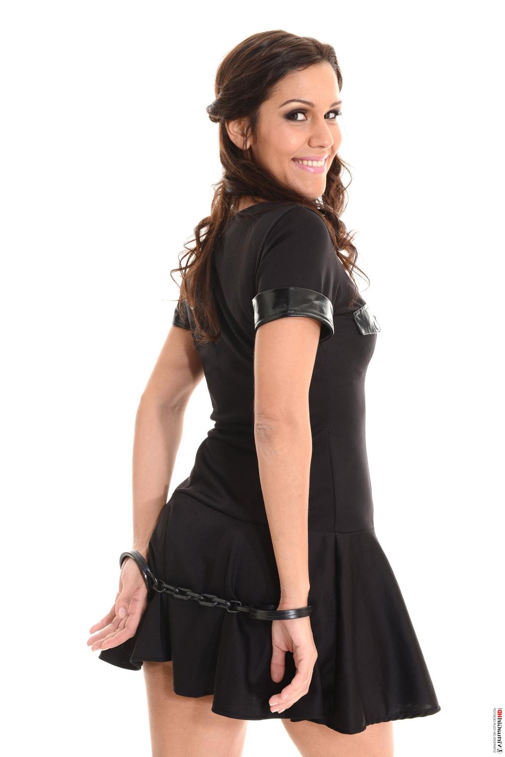 12P Stop watching pictures and get Samia Duarte stripping on your desktop