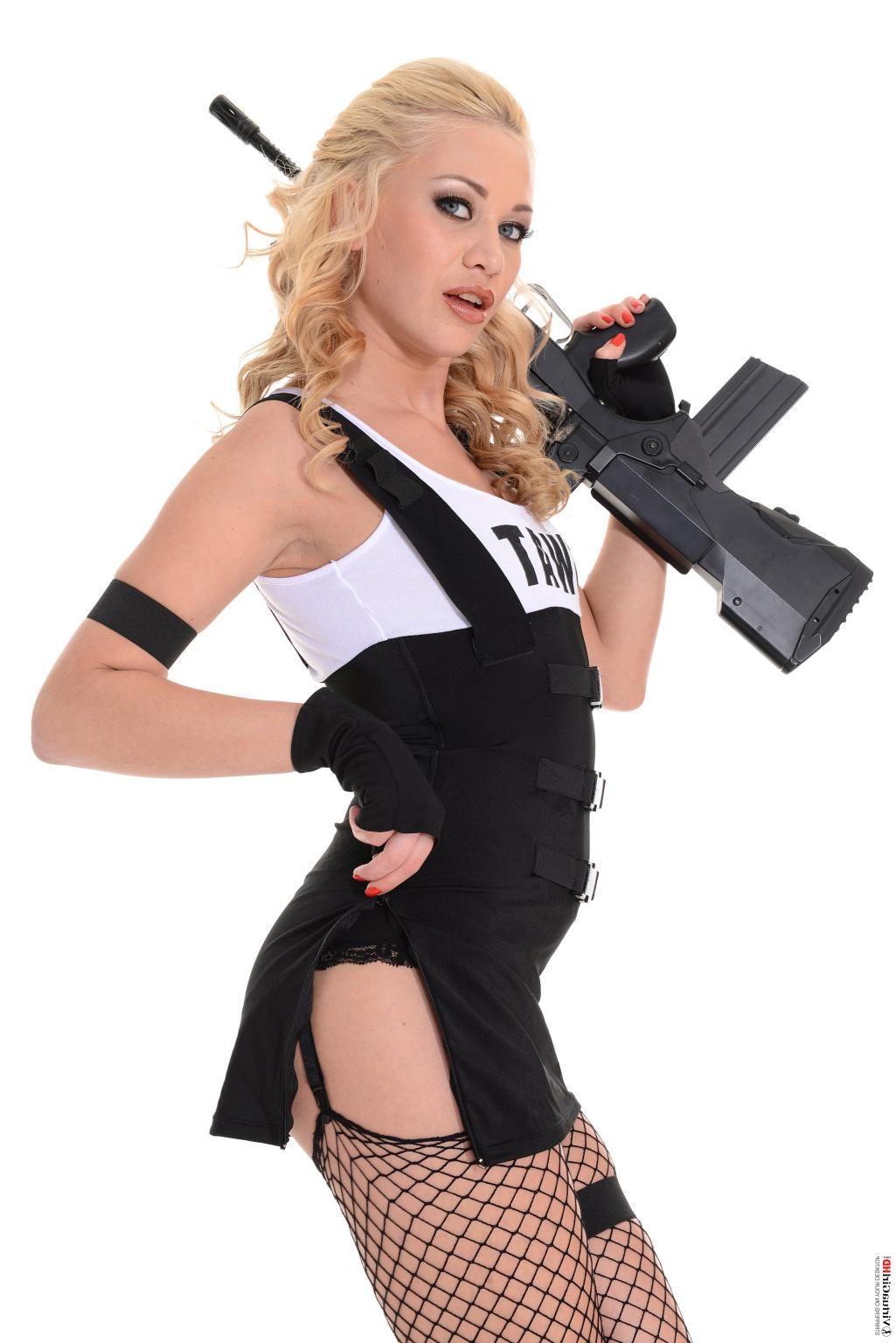 15P Stop watching pictures and get Lindsey Olsen stripping on your desktop