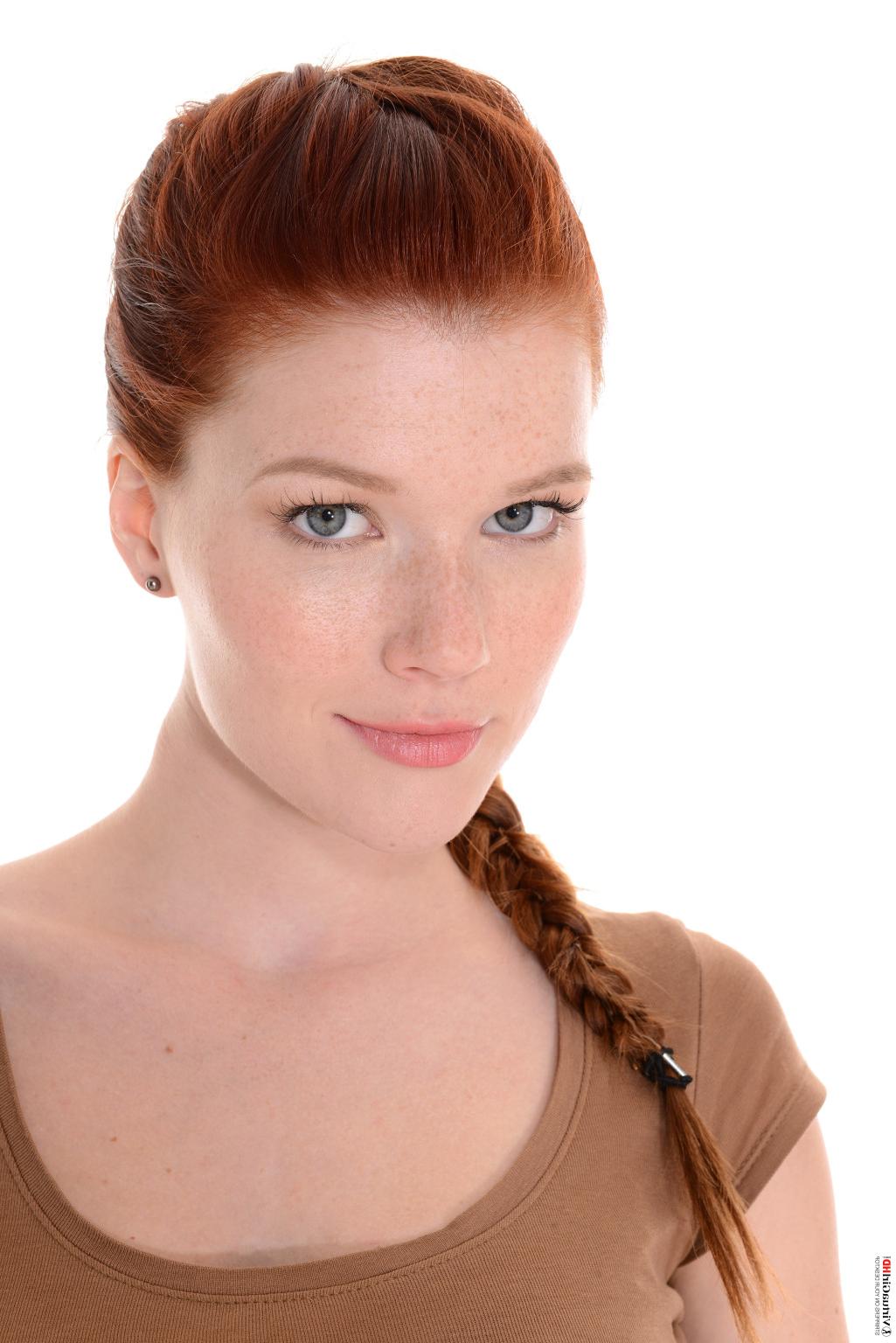 15P Stop watching pictures and get Mia Sollis stripping on your desktop
