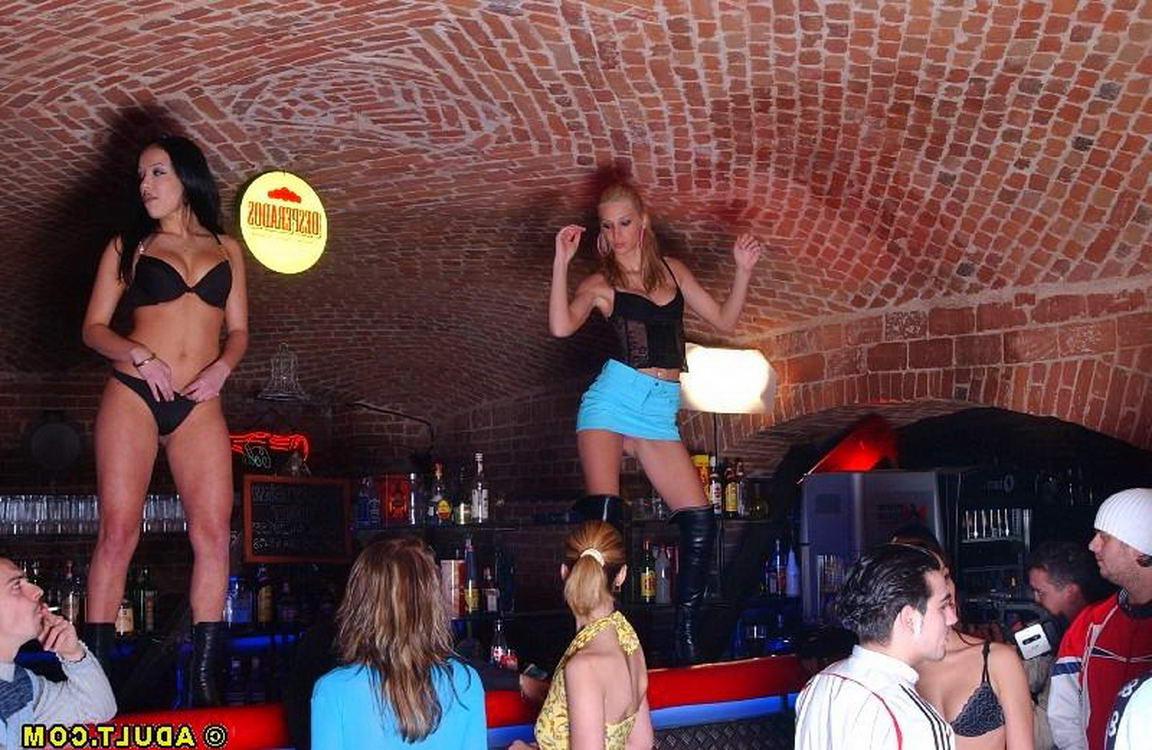 16P Strippers get wild at a Vegas gentlemans club