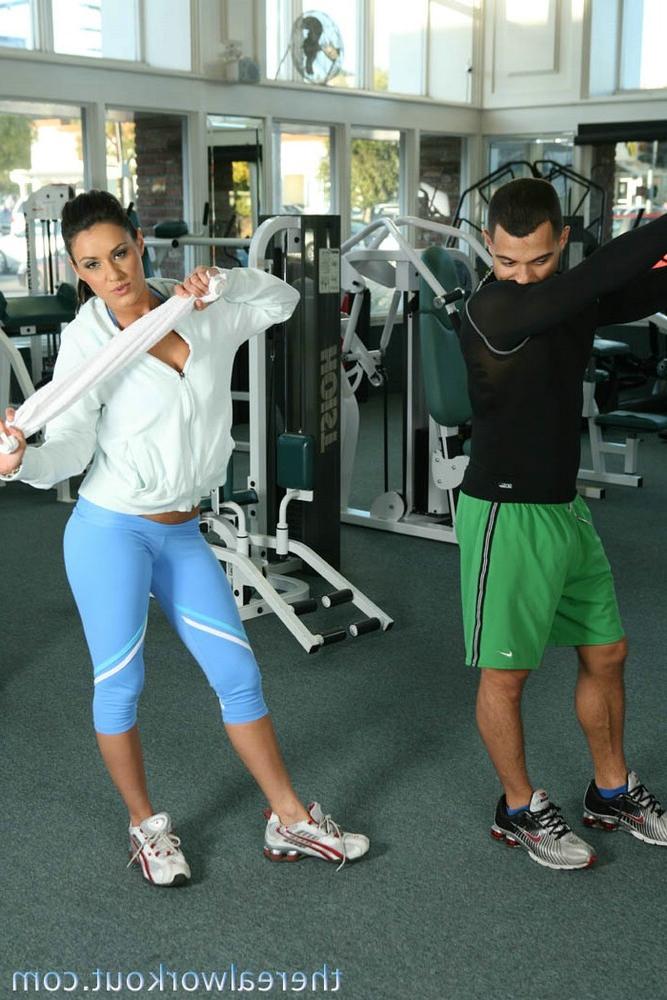 12P Hot ass gym bunny licks dick and spreads wide for a hard cock