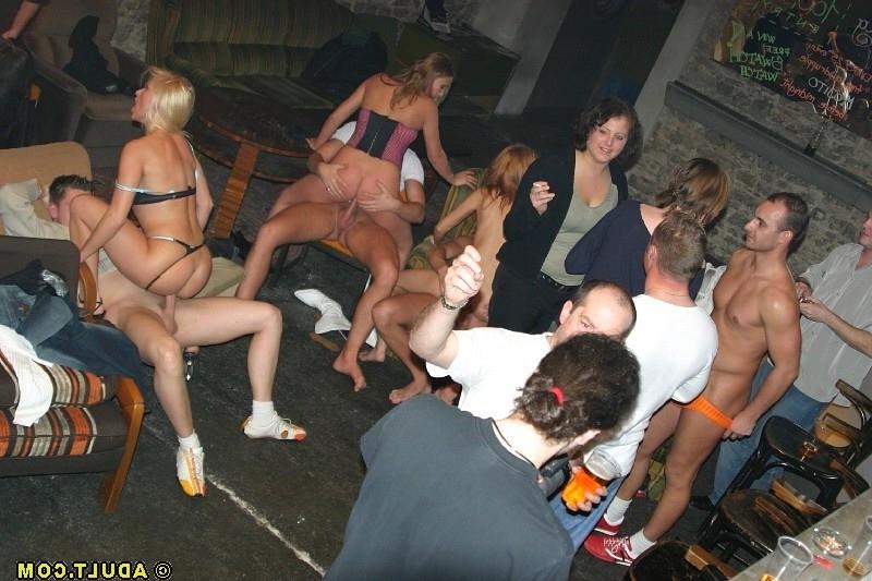 16P Wild Orgy At A Toronto Sex Club