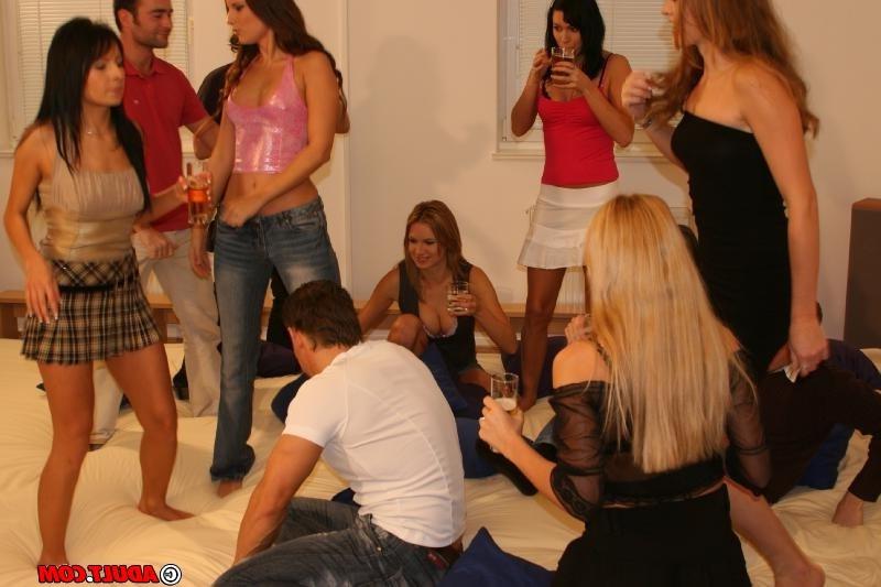 16P Wild Orgy At A Dallas Sex Club