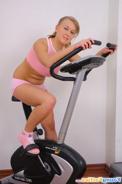 12P Busty fatty works her little smoothie out in gym