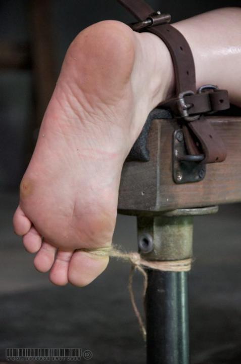 15P Delirious loves intense BDSM and electricity is right up her all