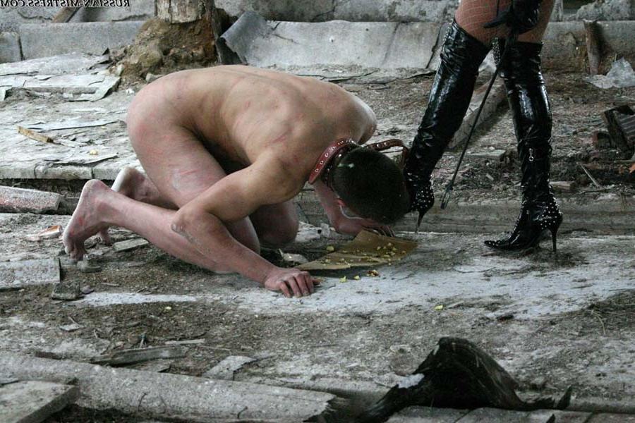 16P Latex mistress feeds her naked freak somewhere in ruines spitting chewed apple a