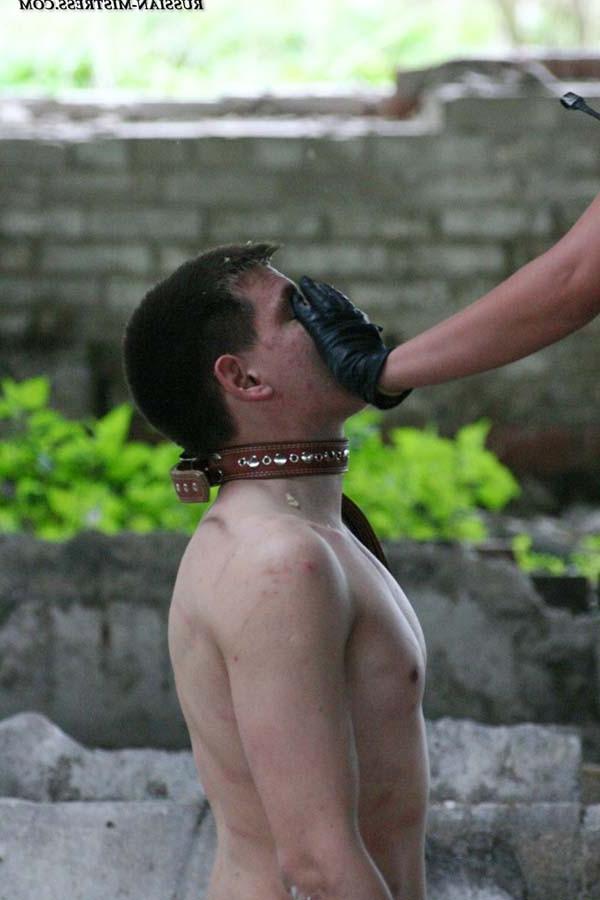 16P Latex mistress feeds her naked freak somewhere in ruines spitting chewed apple a